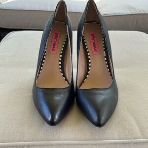 Betsey Johnson Raciee black Leather Pump with Scalloped Edges Size 8.5
